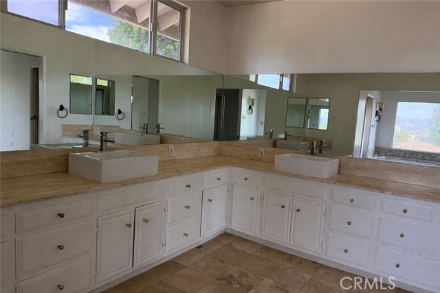 Detail Gallery Image 11 of 27 For 20838 Exhibit Ct, Woodland Hills,  CA 91367 - 4 Beds | 4 Baths