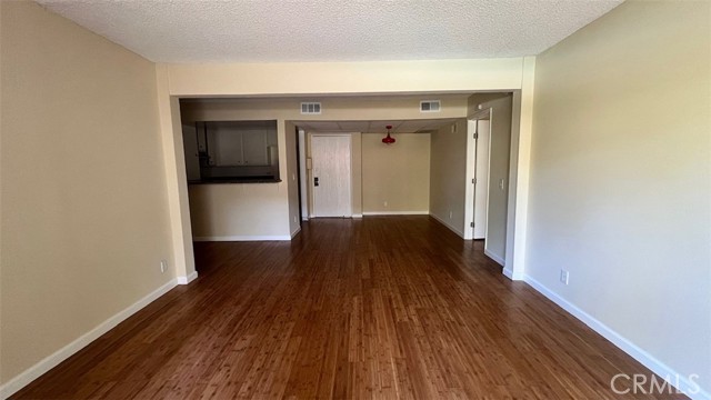 Detail Gallery Image 8 of 18 For 15425 Sherman #101,  Van Nuys,  CA 91406 - 2 Beds | 2 Baths