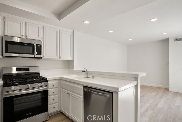 118 Oxford, Irvine CA: https://media.crmls.org/medias/1cf9436d-2759-4e2c-851d-2349b1ac4510.jpg
