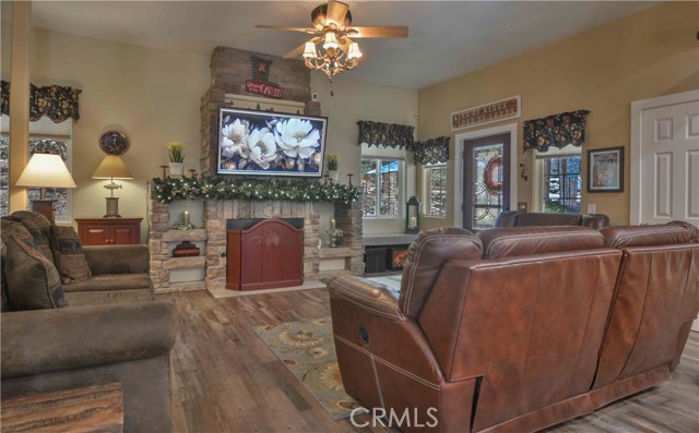 949 Inspiration Drive, Lake Arrowhead CA: https://media.crmls.org/medias/1cf94b36-8cad-42e8-829e-50681698fa32.jpg