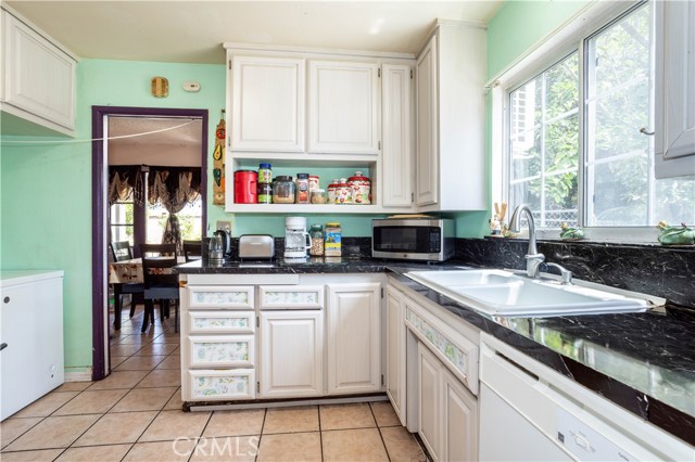 6402 Graves Avenue, Van Nuys CA: https://media.crmls.org/medias/1cf9fb6f-4016-468a-a747-0a9a649efee9.jpg