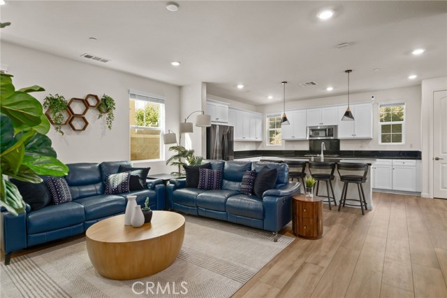 Detail Gallery Image 5 of 31 For 16724 Stags Leap, Fontana,  CA 92336 - 3 Beds | 2/1 Baths