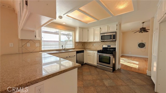 Detail Gallery Image 10 of 49 For 13055 Riverview Dr, Victorville,  CA 92395 - 3 Beds | 2/1 Baths