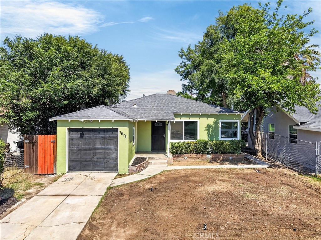 1673 N Mountain View