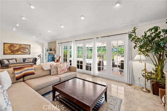 6045 Sausalito Avenue, Woodland Hills CA: https://media.crmls.org/medias/1d04084e-2c2f-40e4-86fd-fbdd909e9c36.jpg