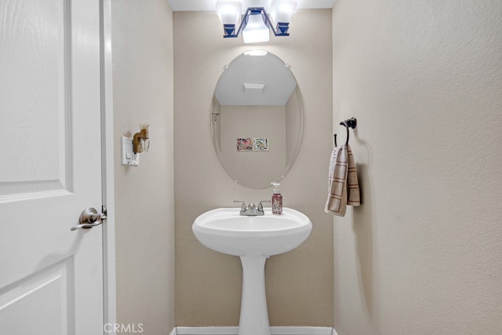 https://media.crmls.org/medias/1d043d5f-eb85-4c0f-a6e9-dfc66e060cfd.jpg?preset=X-Large