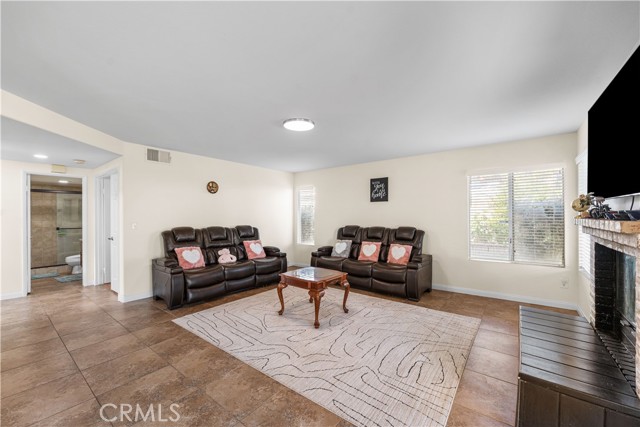 1215 Date Palm Drive, Palmdale CA: https://media.crmls.org/medias/1d05d8e2-4b9e-4c29-a87d-49e1f9183449.jpg