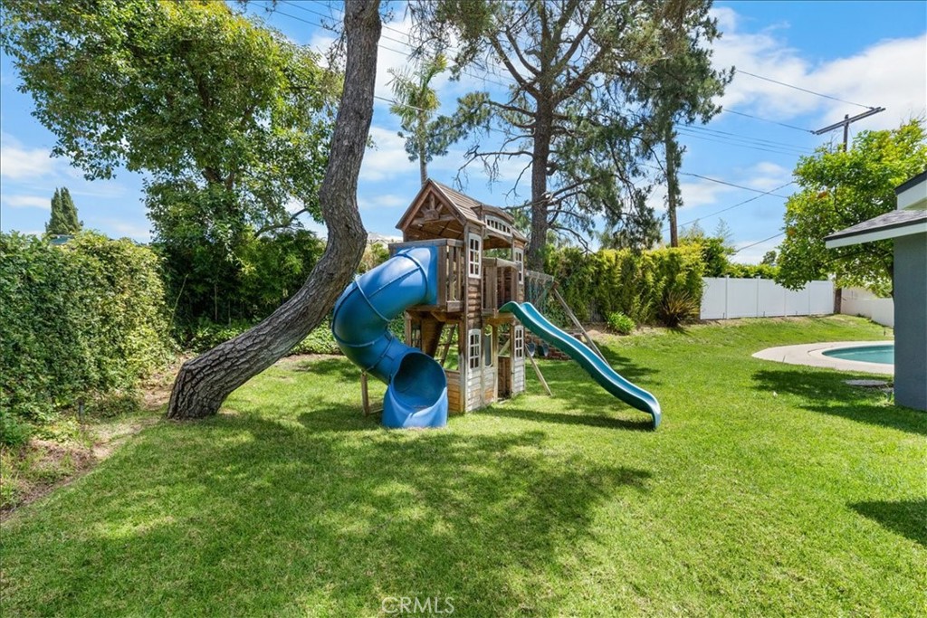 https://media.crmls.org/medias/1d0b11f1-1702-4cd0-ab1c-9eda7c67f88c.jpg?preset=X-Large