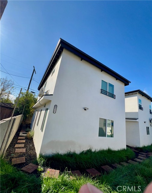 Detail Gallery Image 10 of 12 For 18654 Runnymede St. 1/2, Reseda,  CA 91335 - 3 Beds | 2 Baths