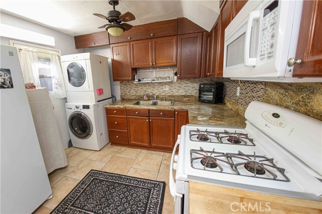 Detail Gallery Image 13 of 34 For 17053 Roscoe Bld #1,  Northridge,  CA 91325 - 2 Beds | 2 Baths