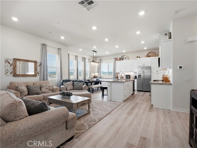 Detail Gallery Image 8 of 43 For 27013 Hummingbird Ln, Valencia,  CA 91381 - 3 Beds | 3 Baths