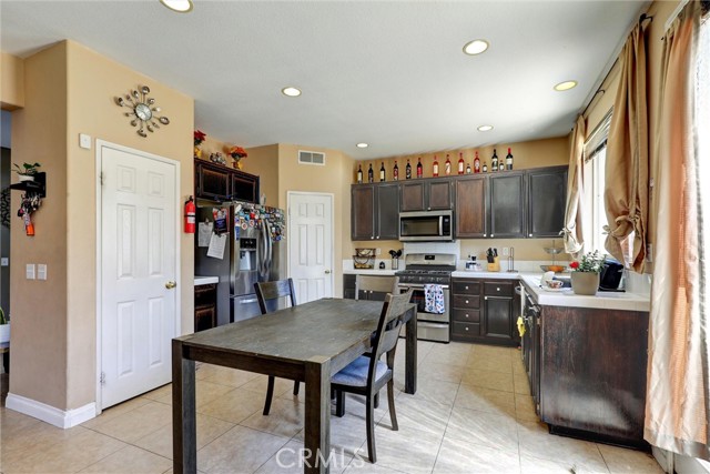 Detail Gallery Image 13 of 48 For 1253 Leopard Ln, Perris,  CA 92571 - 3 Beds | 2/1 Baths