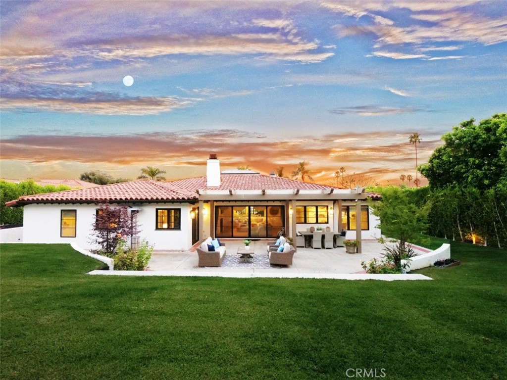 https://media.crmls.org/medias/1d190392-b8ad-4daa-acd5-12e8475d96f9.jpg?preset=X-Large