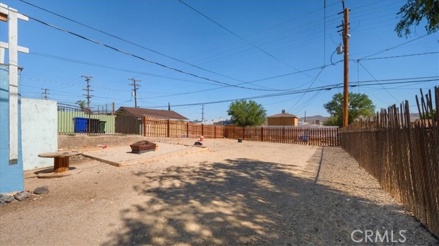 533 E Fredricks Street, Barstow CA: https://media.crmls.org/medias/1d1b84a3-6b4c-49b7-acae-b6e2bfaaa04a.jpg