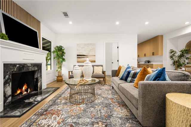 6005 S La Brea Avenue, Los Angeles CA: https://media.crmls.org/medias/1d1d606f-b500-4aa1-88a9-bc480c71665f.jpg