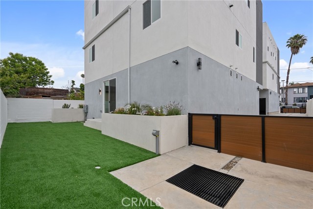 201 S Westlake Ave, Los Angeles CA: https://media.crmls.org/medias/1d20a846-522d-4d9c-b86d-d9b5dcb4792c.jpg
