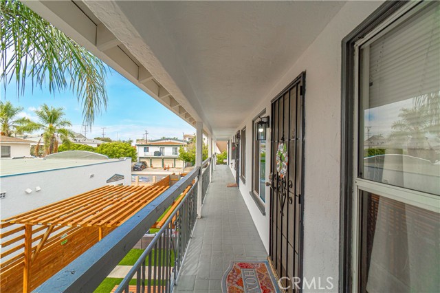 1924 Cedar Avenue, Long Beach CA: https://media.crmls.org/medias/1d20d504-945d-4f3d-ae43-5e4456475fdd.jpg