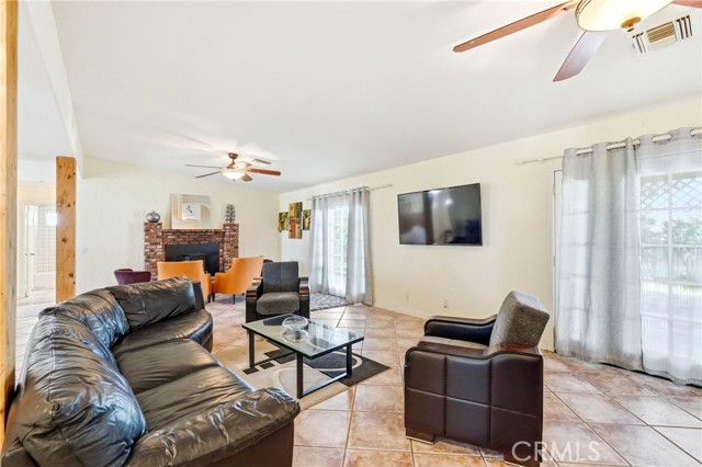 Detail Gallery Image 5 of 42 For 7321 Birch Ave, Rosamond,  CA 93560 - 4 Beds | 3 Baths