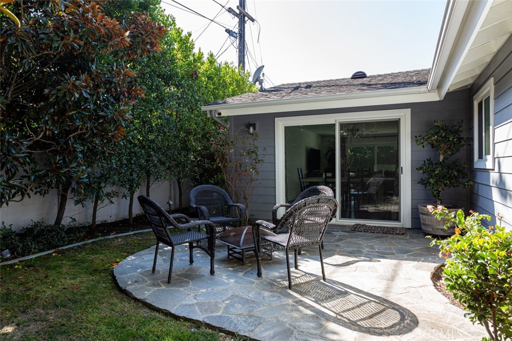 https://media.crmls.org/medias/1d23da04-f135-456e-b7fc-9583c66e523d.jpg?preset=X-Large
