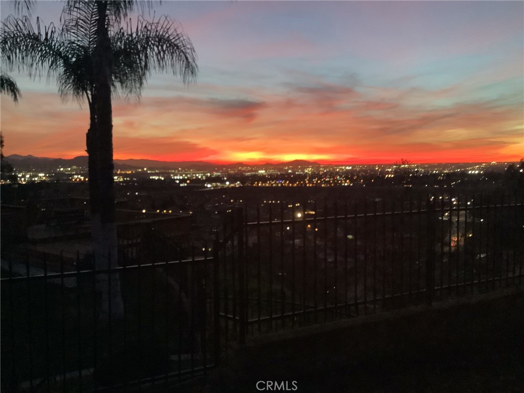 https://media.crmls.org/medias/1d290dd9-99ac-42c8-b3e5-1034eb0afc6f.jpg?preset=X-Large