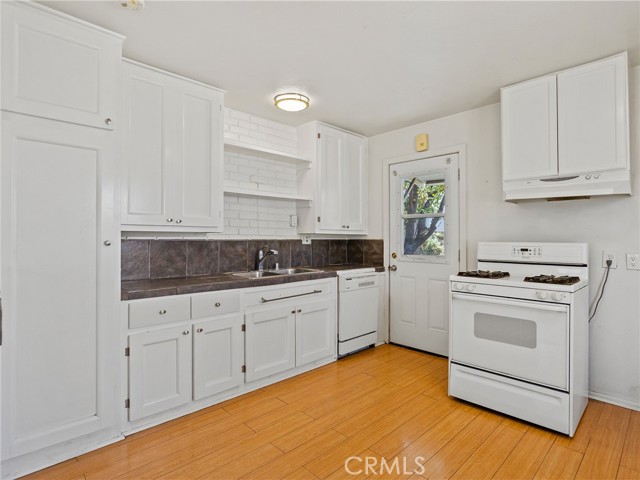 2215 N Brighton Street, Burbank CA: https://media.crmls.org/medias/1d2a4f3b-9fc5-4063-a1b7-29f6be3900e8.jpg