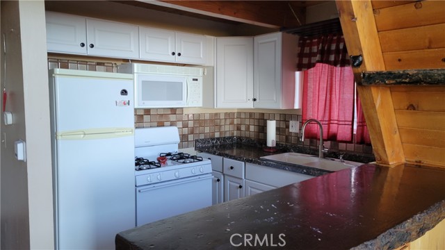 Detail Gallery Image 2 of 16 For 1933 Willow Dr, Running Springs,  CA 92382 - 3 Beds | 2 Baths