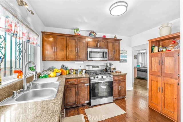 Detail Gallery Image 14 of 36 For 512 W 41st Pl, Los Angeles,  CA 90037 - 4 Beds | 2 Baths