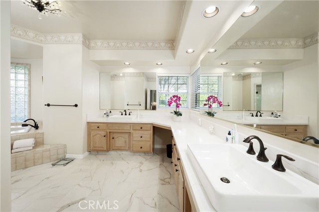 Detail Gallery Image 11 of 54 For 7301 Calle Sagrada, Bakersfield,  CA 93309 - 5 Beds | 4 Baths