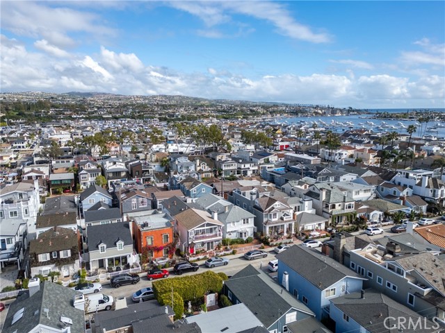 Detail Gallery Image 6 of 6 For 216 Amethyst, Newport Beach,  CA 92662 - 5 Beds | 4/1 Baths