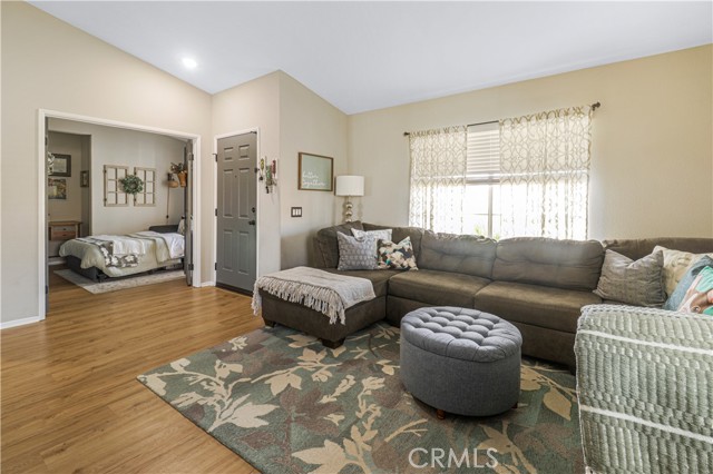 Detail Gallery Image 3 of 23 For 332 Del Flora, Oceanside,  CA 92058 - 3 Beds | 2 Baths