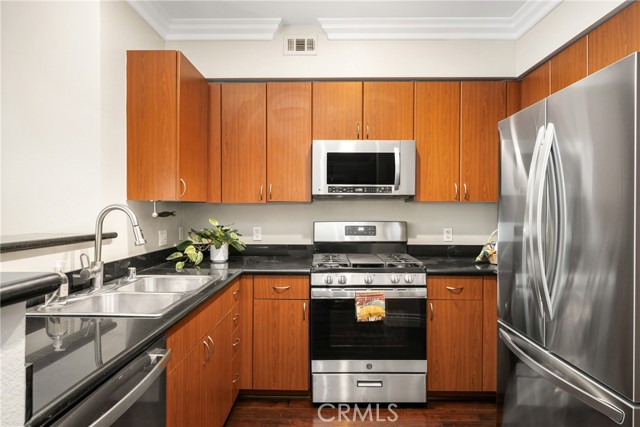 Detail Gallery Image 11 of 30 For 1801 E Katella Ave #2023,  Anaheim,  CA 92805 - 2 Beds | 2 Baths