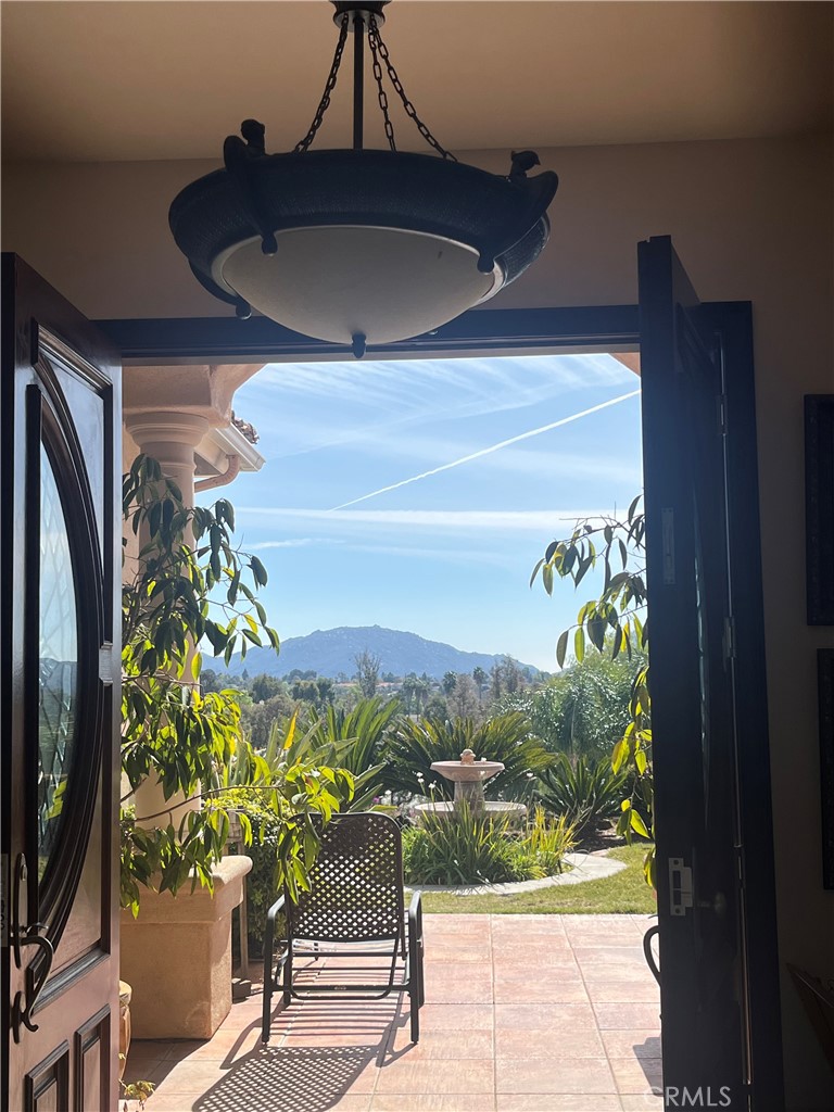 https://media.crmls.org/medias/1d38b789-2dff-4514-bbdd-97d790d1351f.jpg?preset=X-Large