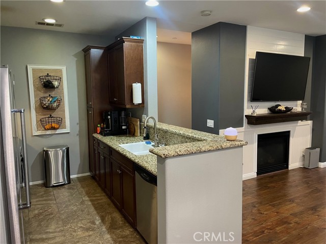 Detail Gallery Image 2 of 16 For 12450 Travanca Ln, Corona,  CA 91752 - 2 Beds | 2/1 Baths