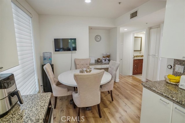 Detail Gallery Image 6 of 15 For 1819 Holmby #104,  Los Angeles,  CA 90025 - 2 Beds | 3 Baths