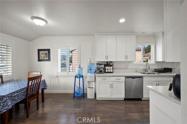 Detail Gallery Image 9 of 50 For 2072 Redondo Beach Bld, Torrance,  CA 90504 - 3 Beds | 2 Baths