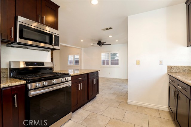 Detail Gallery Image 15 of 35 For 13775 Glenoaks Bld #15,  Sylmar,  CA 91342 - 3 Beds | 2/1 Baths