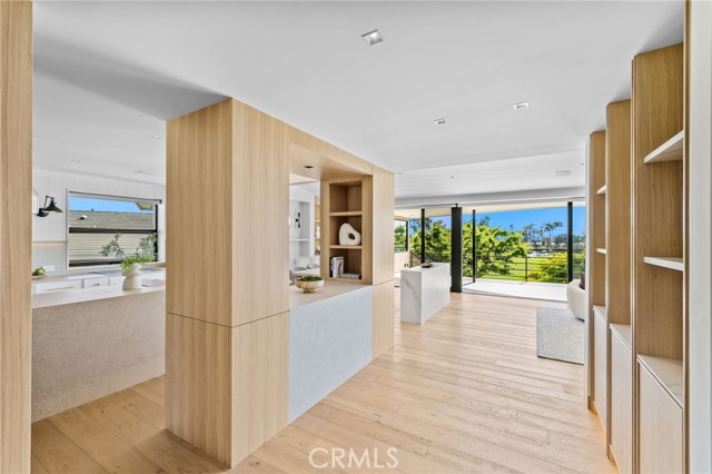 1075 Granville Drive, Newport Beach CA: https://media.crmls.org/medias/1d45962d-02be-4d29-af41-cec1e96d4258.jpg