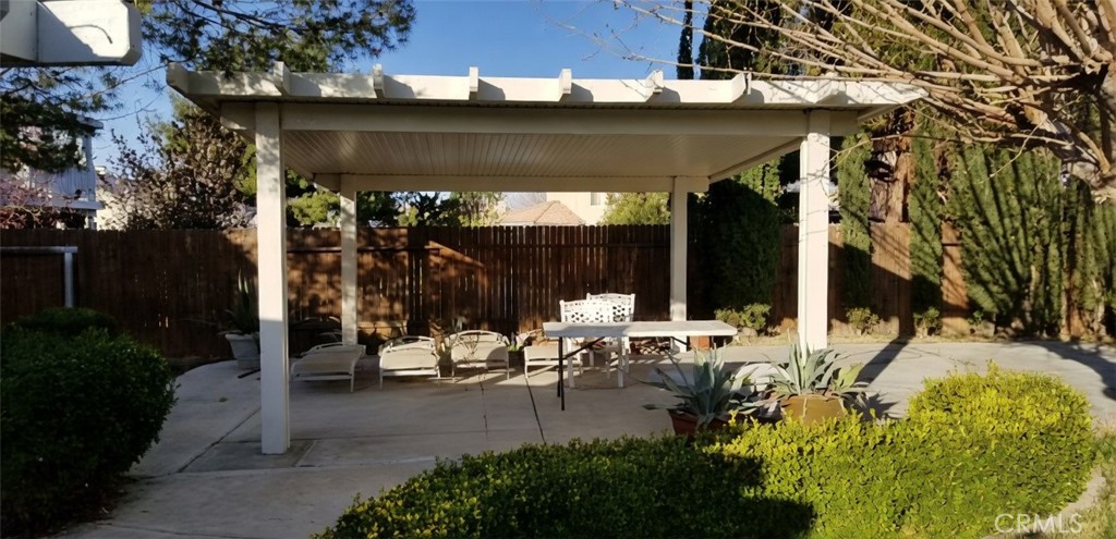 https://media.crmls.org/medias/1d46d098-e456-4e47-8382-60b21443398e.jpg?preset=X-Large