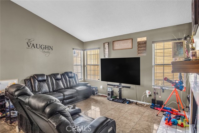 1137 Express Circle, Colton CA: https://media.crmls.org/medias/1d4ed4ca-acba-40f7-9049-96160dddf1a0.jpg