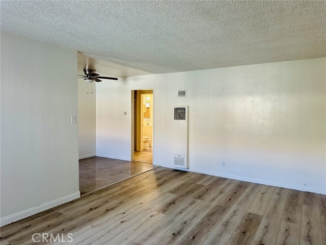 Detail Gallery Image 2 of 8 For 4830 Canoga St #E,  Montclair,  CA 91763 - 1 Beds | 1 Baths