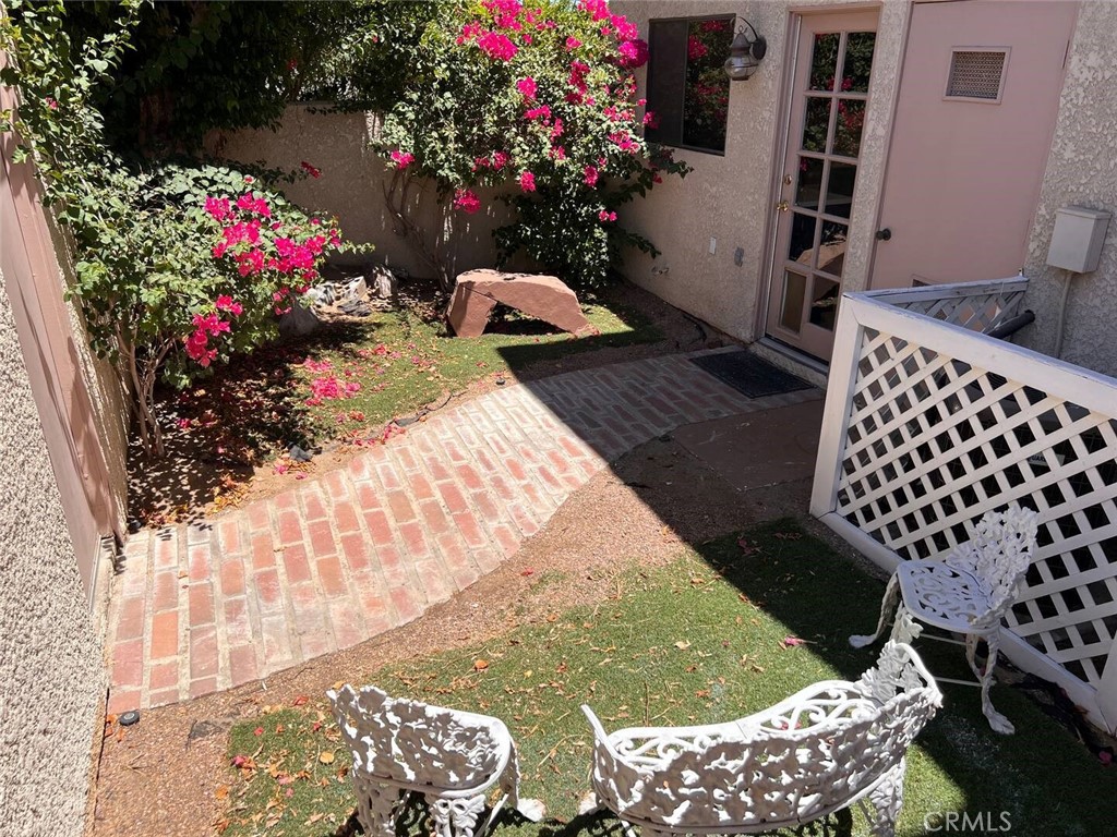 https://media.crmls.org/medias/1d552e35-dc24-4c7e-8168-2b6f5f5a8498.jpg?preset=X-Large