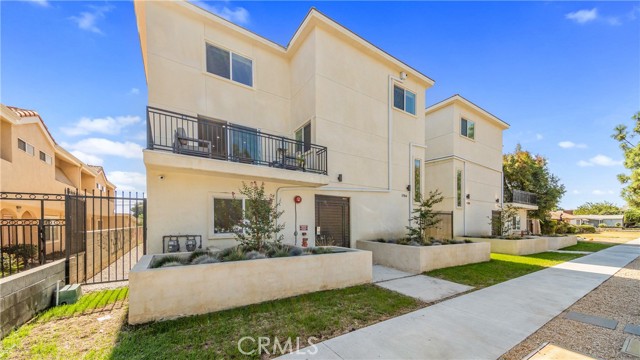 Detail Gallery Image 2 of 26 For 17158 Chatsworth St #1,  Granada Hills,  CA 91344 - 3 Beds | 2/1 Baths