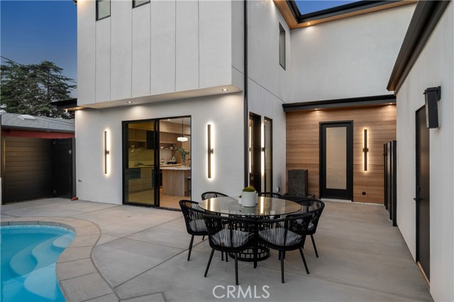 555 N Plymouth Boulevard, Los Angeles CA: https://media.crmls.org/medias/1d5a15ea-590d-4c6c-82ab-cd3c0982fbe7.jpg