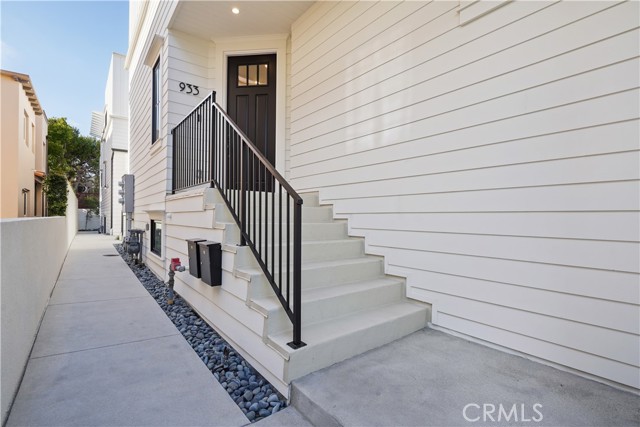 933 15th Street, Hermosa Beach, California 90254, 4 Bedrooms Bedrooms, ,5 BathroomsBathrooms,Residential,Sold,15th,SB22116239