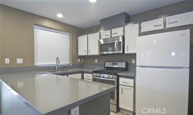 Detail Gallery Image 7 of 15 For 265 S Olive St, Anaheim,  CA 92805 - 3 Beds | 2/1 Baths