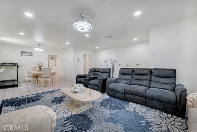 Detail Gallery Image 4 of 61 For 7701 Baird Ave, Reseda,  CA 91335 - – Beds | – Baths