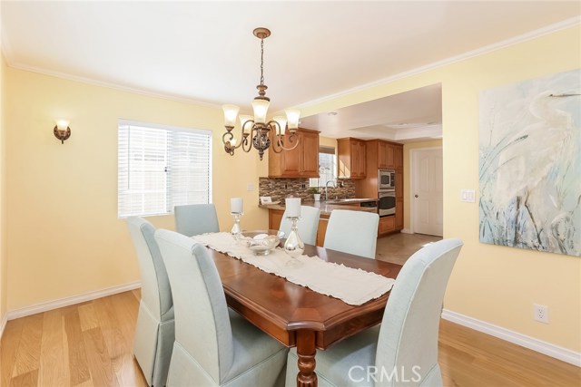 Dining area to kitchen