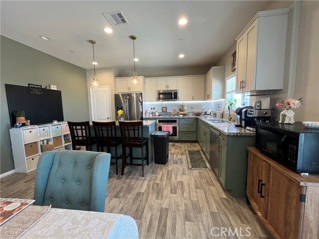 Detail Gallery Image 6 of 36 For 11764 Andrews Pl, Victorville,  CA 92392 - 4 Beds | 3/1 Baths