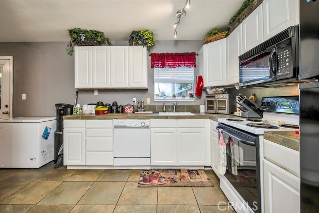 Detail Gallery Image 9 of 39 For 19300 Mountain Meadow S, Hidden Valley Lake,  CA 95467 - 4 Beds | 2 Baths