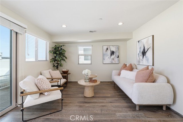 Detail Gallery Image 44 of 67 For 1745 Spreckels Ln, Redondo Beach,  CA 90278 - 3 Beds | 4/1 Baths